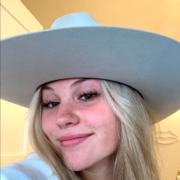 Meet your Posher, Lauren - Picture 1 of 1